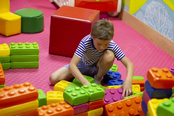 Милый Мальчик Играет Строительством Игрушечных Красочных Блоков Дошкольные Занятия Дошкольное — стоковое фото