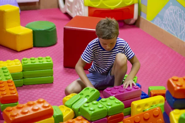 Aranyos Fiú Játszik Épület Játék Színes Blokkok Óvodai Tevékenységek Kisgyermekkori — Stock Fotó