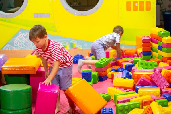 Aranyos Fiúk Játszanak Épület Játék Színes Blokkok Óvodai Tevékenységek Kisgyermekkori — Stock Fotó