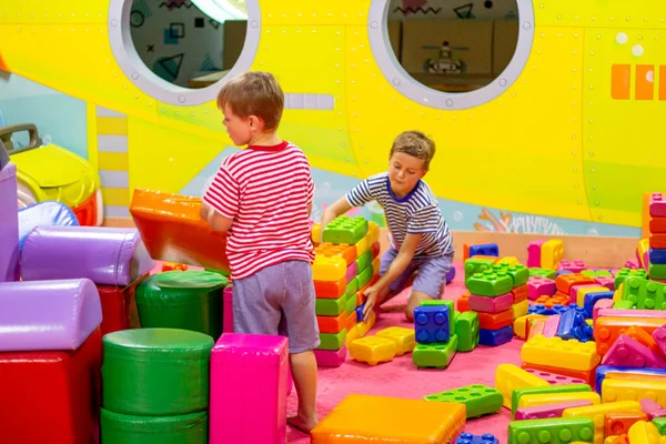 Garotos Bonitos Brincando Com Construção Blocos Coloridos Brinquedo Atividades Pré — Fotografia de Stock