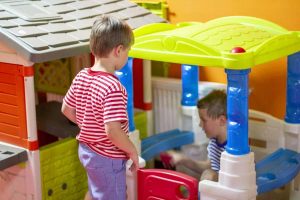 Crianças Brincam Recreio Interior Dois Meninos Brincando Com Casas Brinquedo — Fotografia de Stock
