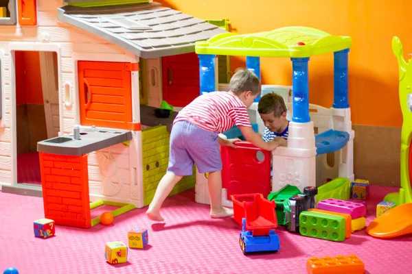 Дети Играют Крытой Игровой Площадке Два Мальчика Играют Цветными Домиками — стоковое фото