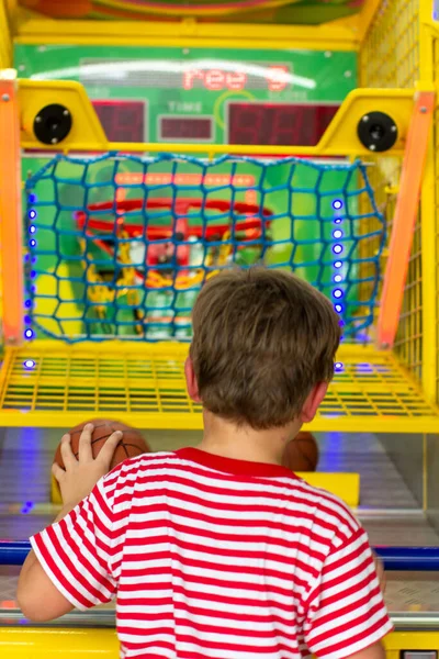 Развлекательный Центр Детская Площадка Игровыми Автоматами Мальчик Бросает Баскетбол Корзину — стоковое фото