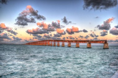 Florida Keys 7 Mil Köprüsü 'nde çıkmaz sokak. Parlak Mavi Gökyüzü ve Paslı Eski Köprü