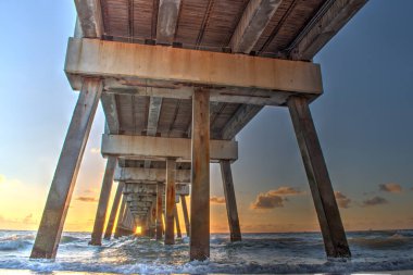 Sunrise, Jüpiter, Juno Florida 'daki Boardwalk Juno Sahili' nin altında..