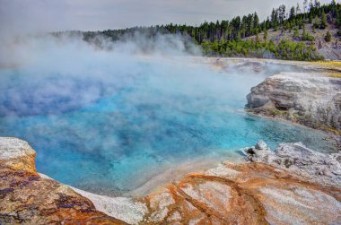 Yellowstone Ulusal Parkı 'ndaki Midway Gayzer Havzasında Büyük Prismatik Kaplıcalar