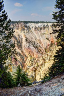 Yellowstone 'un Büyük Kanyonu. Yellowstone Nehri Parkı 'nın Aşağı Şelaleleri.