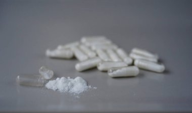 Lityum kapsüllerinin minimalist görüntüsü (lityum orocate)