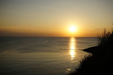 Mecklenburg-Vorpommern 'deki sland Hiddensee' de büyüleyici günbatımı (Almanya)