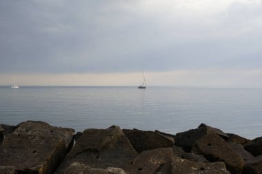 Mecklenburg-Vorpommern 'deki Ada Hiddensee' nin sakin sularındaki yelkenliler (Almanya)