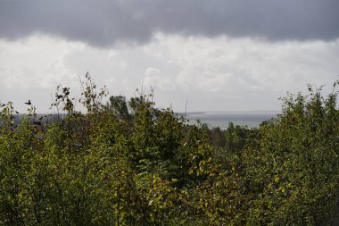 Almanya 'da Saklı Ada' daki bulutlu manzara