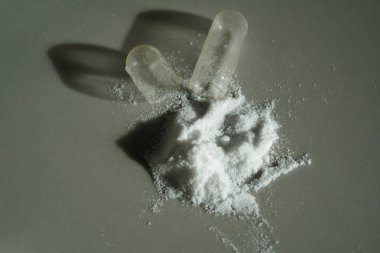 Lityum kapsüllerinin minimalist görüntüsü (lityum orocate)