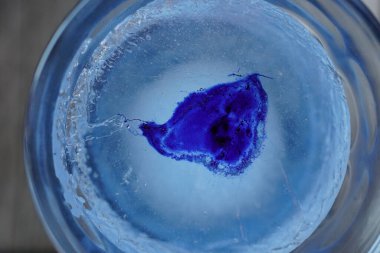 Donmuş suda metilen mavisinin soyut minimalist görüntüsü