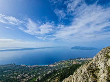 Adriyatik Denizi ve Hırvatistan 'ın Skywalk Biokovo kıyı şeridinin panoramik manzarası