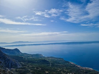 Biokovo dağından 20 kilometre ötedeki Tucepi kasabasının manzarası. Adriyatik Denizi kıyısında küçük bir kasaba