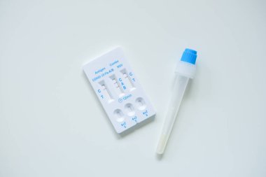 COVID-19, influenza A B ve RSV örneklerini tespit etmek için tıbbi bir test kiti.