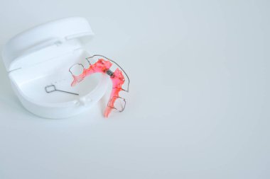 Diş tedavisi için beyaz koruyucu bir çantada ayarlama anahtarı olan bir ortodontik damak genişletici.