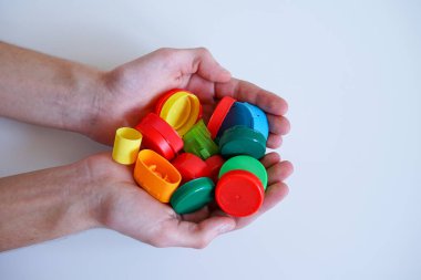 Renkli plastik kapaklar, geri dönüşüm ve sürdürülebilirliğin sembolü