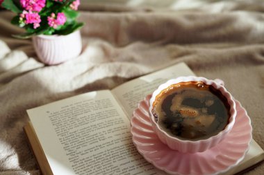 Bir fincan sıcak kahvenin, güzel bir kitabın ve huzurlu bir ortamda yumuşak marşmelovun tadını çıkar.