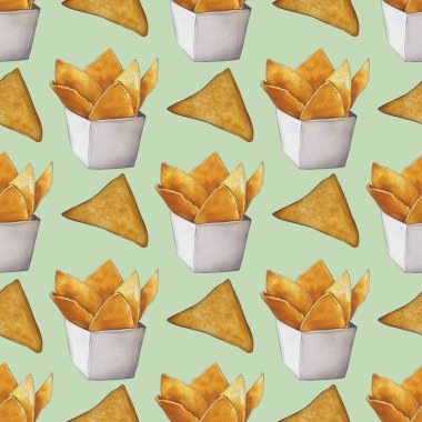 Kutunun yanına yerleştirilmiş bazı cipslerle birlikte beyaz bir paket kutusunda tekrar eden altın-kahverengi tortilla cipsi deseni. Pastel Yeşil arkaplan.