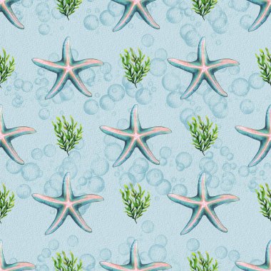 Açık mavi bir zemin üzerinde deniz yıldızı ve deniz yosunu içeren kusursuz bir suluboya deseni ve etrafa saçılmış kabarcıklar. Tasarım canlı ve okyanus temalı..