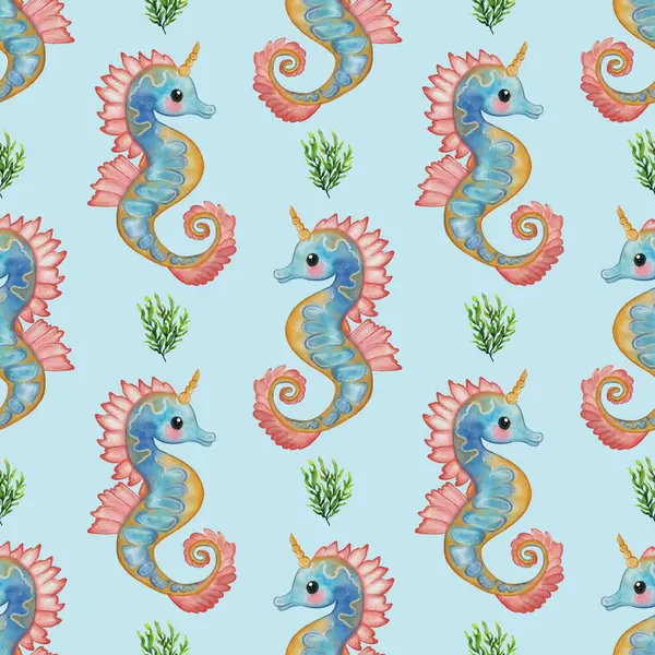 Renkli tek boynuzlu atların, pembe yüzgeçli ve açık mavi arka planda yeşil yosunlarla çevrili altın boynuzlu suluboya desenleri..