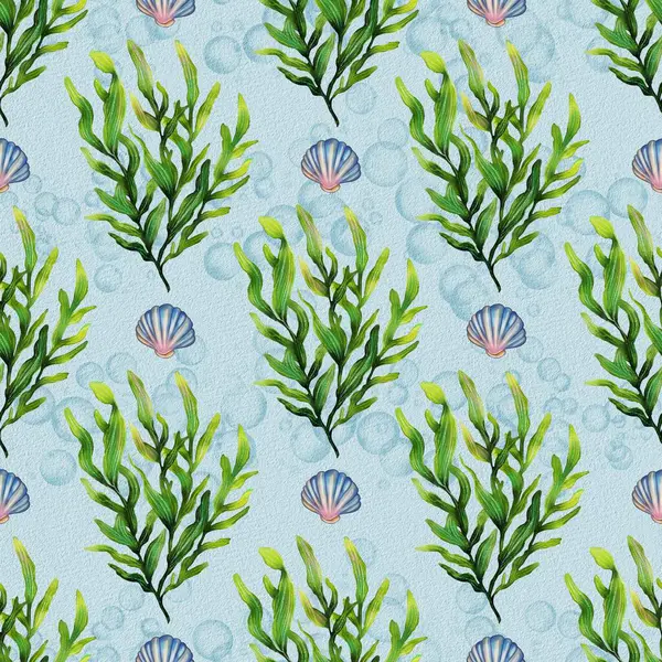 Açık mavi bir zemin üzerinde yeşil yosun, deniz kabuğu ve kabarcıklar içeren kusursuz bir suluboya deseni. Tasarım canlı ve suda, deniz temalı projeler için ideal..