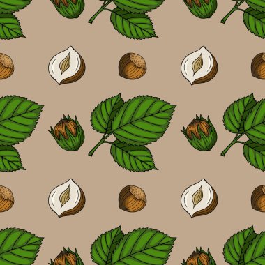 Kabuklu ve kabuklu fındıkların kusursuz vektör deseni, bej arka planda yeşil yapraklar, klasik tarzda elle çizilmiş..