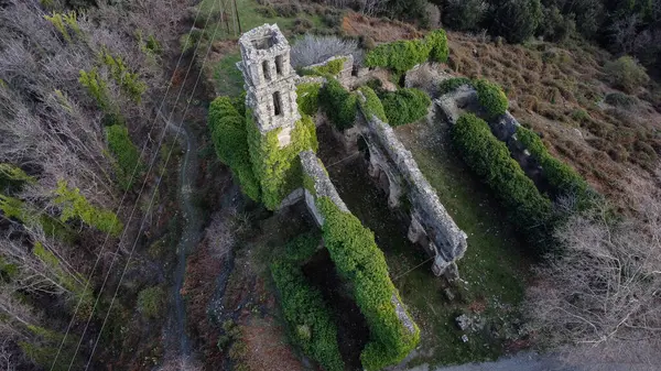 Sintra 'daki antik şatonun eski kalıntılarının hava aracı görüntüsü, Portekiz' in bir yaz günü