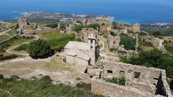 Korsika 'daki deniz ve köprü manzarası