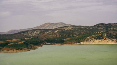 Büyüleyici ve pitoresk bir manzara, sakin suları, dingin gökyüzünü ve etrafını saran yemyeşil tepeleri barındırır.