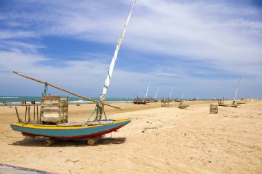 Sıcak yaz gününde turistlerle plajda tekne mavi gökyüzü ve bulutlarla dinleniyor..