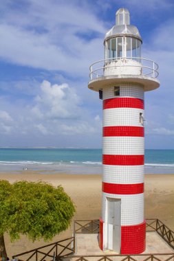 Deniz fenerli plaj, turkuaz deniz ve bulutlu gökyüzü, Ceara 'daki Paracuru turistik plajında.