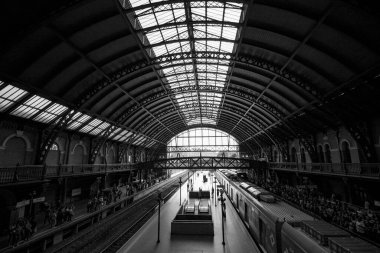 So Paulo, Brezilya 'daki Luz istasyonundaki yolcuların siyah beyaz fotoğrafları.