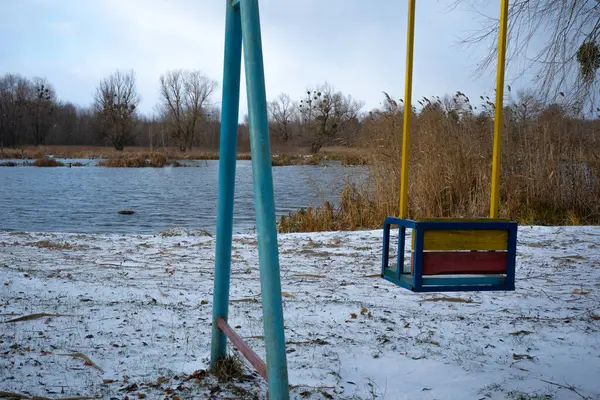 Yalnız salıncak göl kenarında Sıkıcıdır Rüzgarlı bir günde sezon dışında