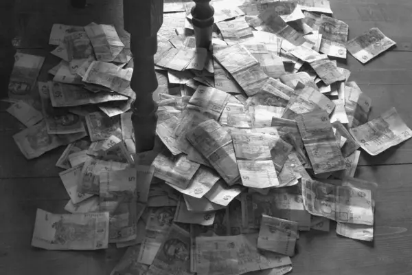 Eski kağıt faturalar masanın bacağının yanındaki yığının içine atılır.