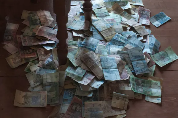 Eski kağıt faturalar masanın bacağının yanındaki yığının içine atılır.