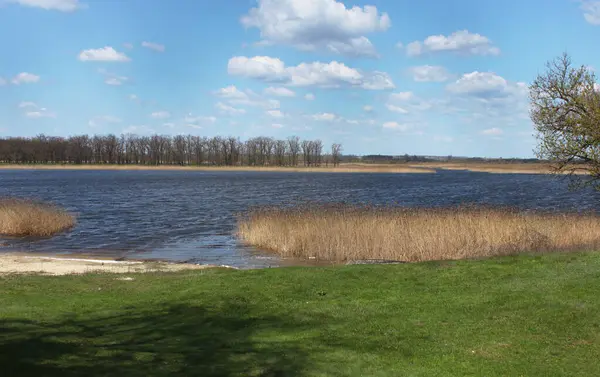 Güneşli bir günde, soğuk mevsimde insanların olmadığı küçük bir köyün renkli bir resmi.