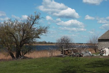 Gökyüzü bulutlu bir panorama ile bir tatil köyünün arka bahçesinde