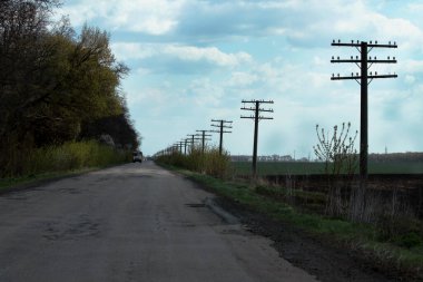 Yol boyunca vintage sütunlar ufka doğru perspektifle gider.