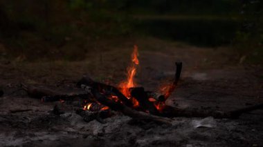 Bir yaz akşamının alacakaranlığında alev alev yanan kırmızı diller.