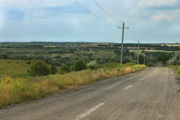 Tepenin tepesinden geniş alanların görkemli panoramik görüntüsü, yol mesafeye gider.,
