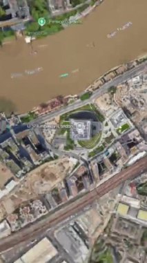 Bilgisayar kullanıcısı, uydu görüntülerini kullanarak Nine Elms Ln 'deki Amerika Birleşik Devletleri Büyükelçiliği' ne yakınlaştırıyor, Londra SW11 7US London. (dikey biçim 1080X1920 ) 