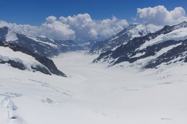 İsviçre 'nin Jungfrau kentindeki yarı kaplı kar dağlarının ve kar buzullarının manzarası