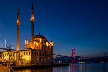 Ortakoy Camii ve arkasında 15 Temmuz Sehitler köprüsü var.