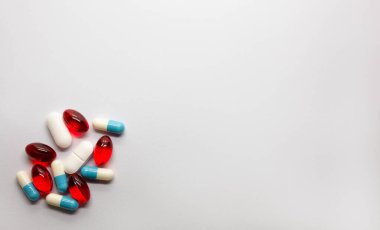 Beyaz arka planda bir sürü renkli hap