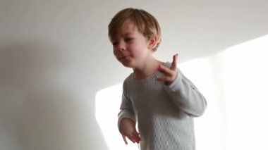 Evde dans eden mutlu küçük bir çocuk. Çocuk 4 yaşında, dansçı. Aile hayatı anı.