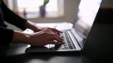 Ev ofisindeki dizüstü bilgisayarda yazı yazan kadının ellerini kapat. İnternet pazarlaması, serbest çalışma, evden çalışma, internet üzerinden eğitim, uzaklık eğitimi için bilgisayar kullanan iş kadını ya da öğrenci.