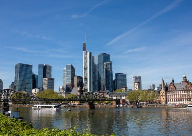  Frankfurt, Almanya - 17 Ağustos 2023: Finans bölgesinin gökdelenleri ve Ana Nehir 'de bir turizm teknesi