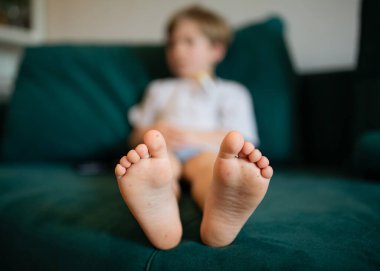 Çocukta suçiçeği kızarıklığı, yakın çekim. Kırmızı noktalar ve erken kabarcıklar varisella virüsü enfeksiyonunda tipik olarak görülür. Pediatrik deri hastalığı belirtileri.